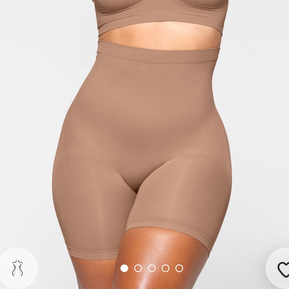 Skims Seamless Sculpting Mid Thigh Short (Sienna)